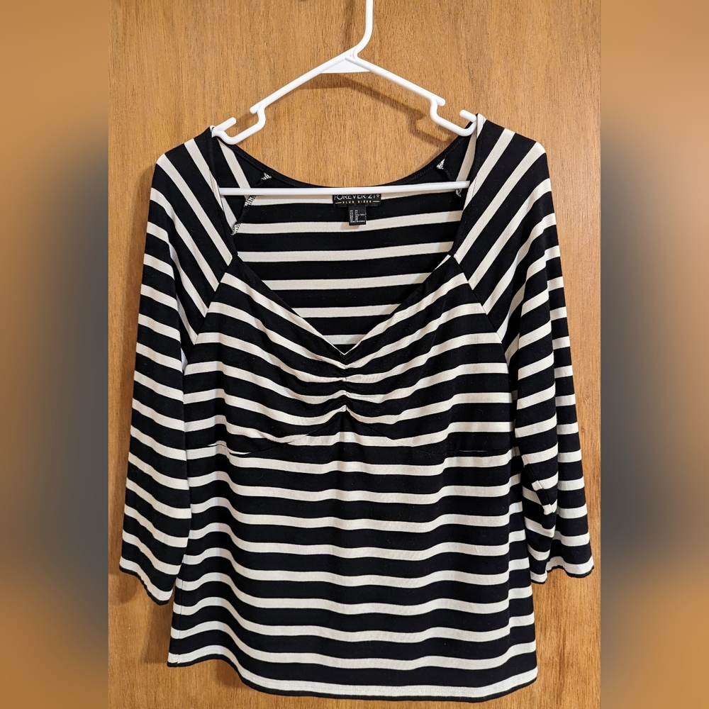 💥 Forever 21 top💥 size 2X black and white striped